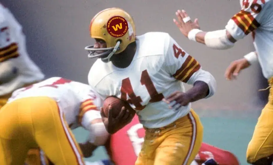 Mike Bass in his gold Washington helmet with the W logo, a 1970s action photo